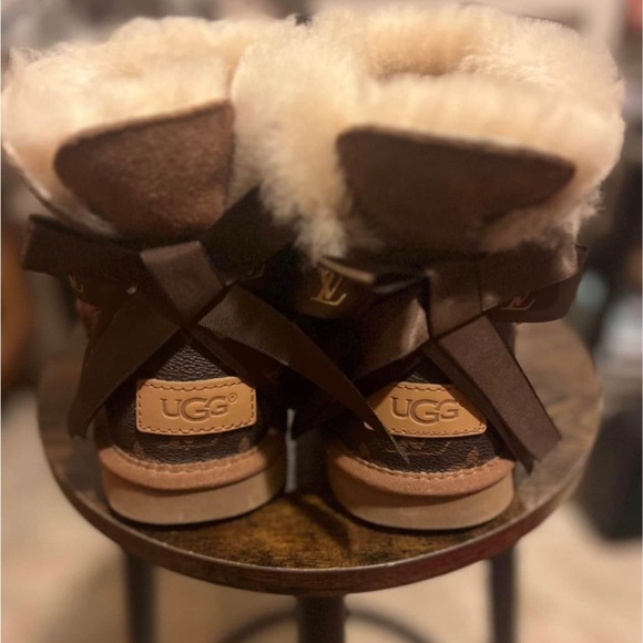 Ugg - Picture 1 of 8